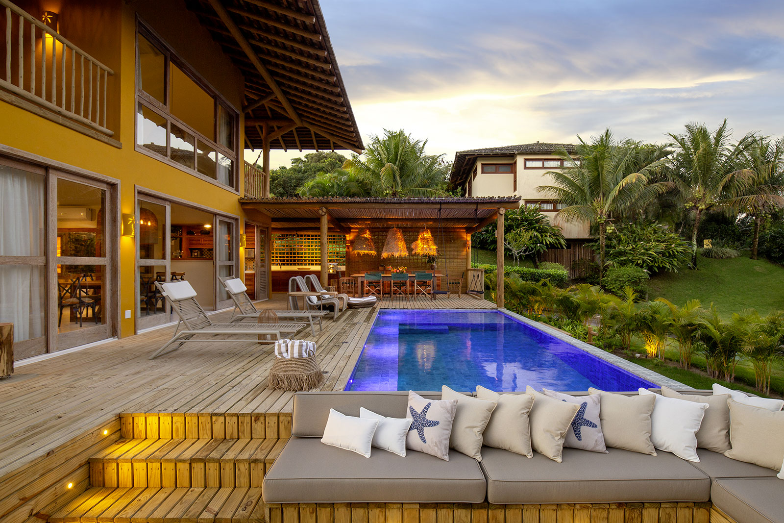 Living integrado com luz natural e vista ampla.